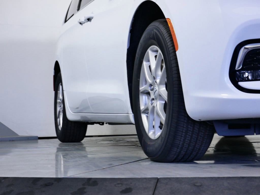 Thumbnail: 2024 Chrysler Pacifica - 8