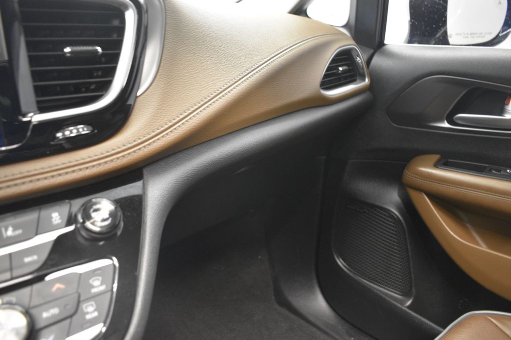 Thumbnail: 2017 Chrysler Pacifica - 50