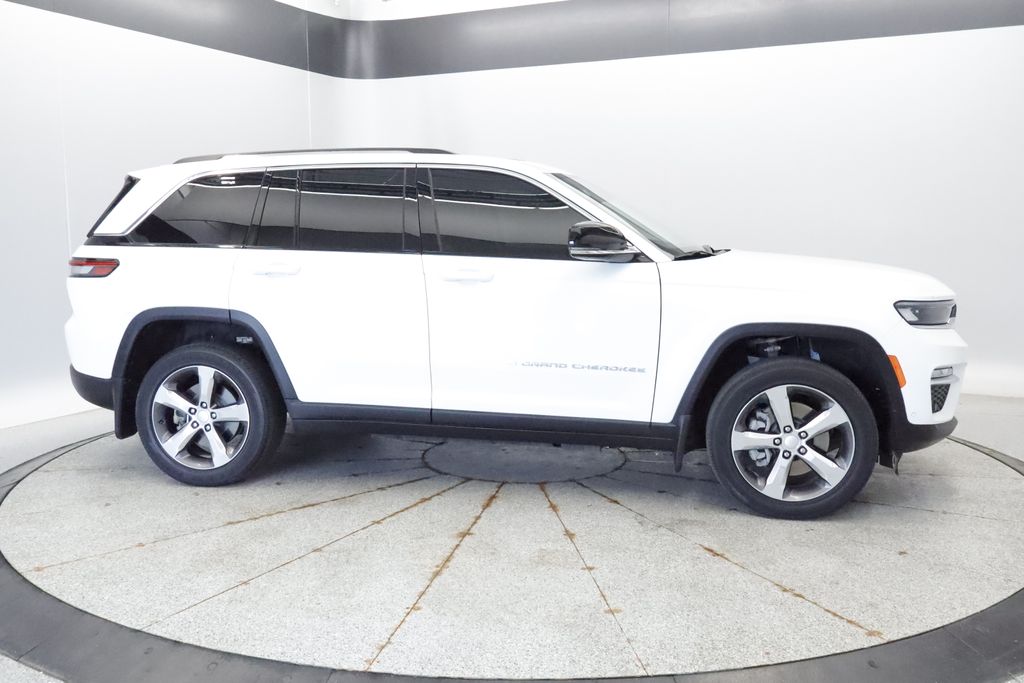 Thumbnail: 2022 Jeep Grand Cherokee - 8