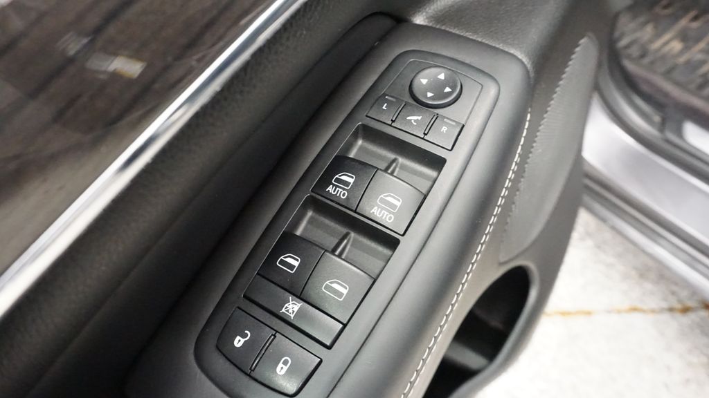 Thumbnail: 2017 Jeep Grand Cherokee - 28