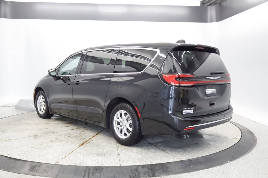Thumbnail: 2023 Chrysler Pacifica - 3