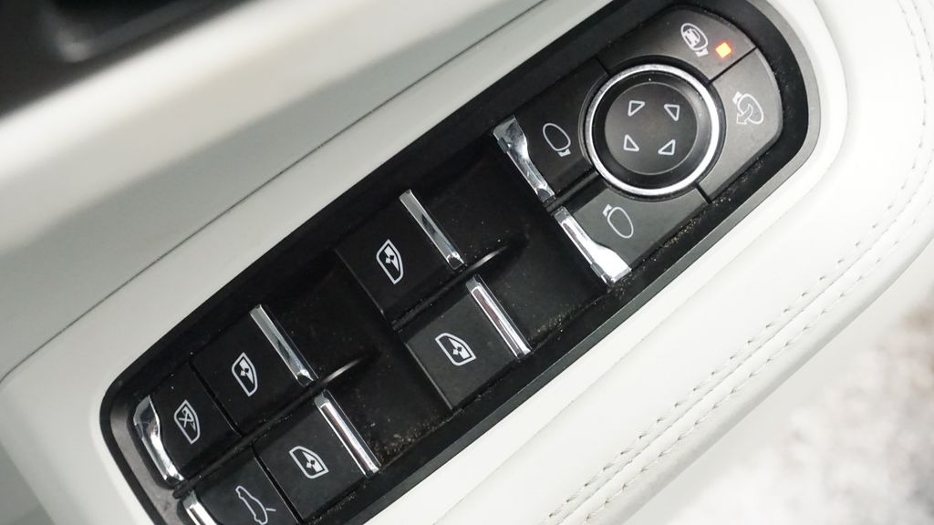 Thumbnail: 2017 Porsche Macan - 26