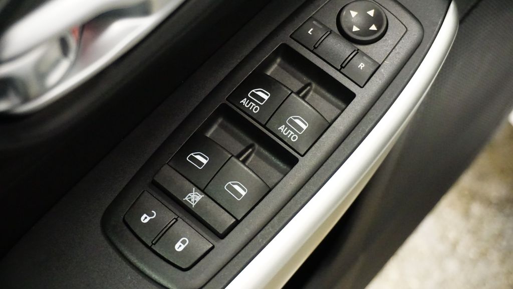 Thumbnail: 2016 Jeep Cherokee - 25