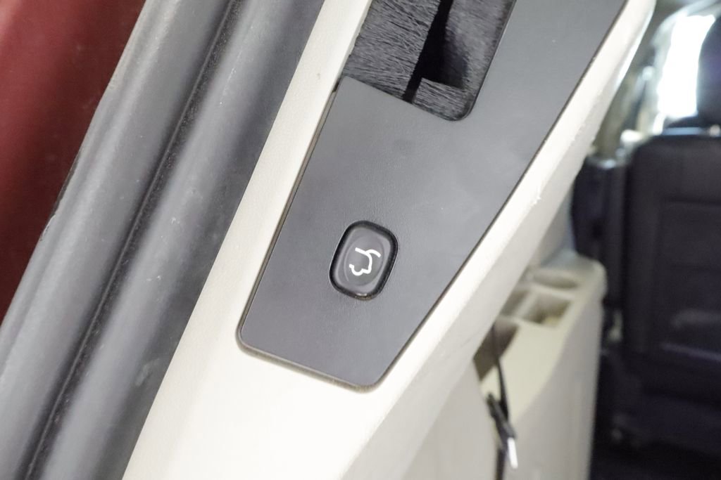 Thumbnail: 2016 Chrysler Town & Country - 15