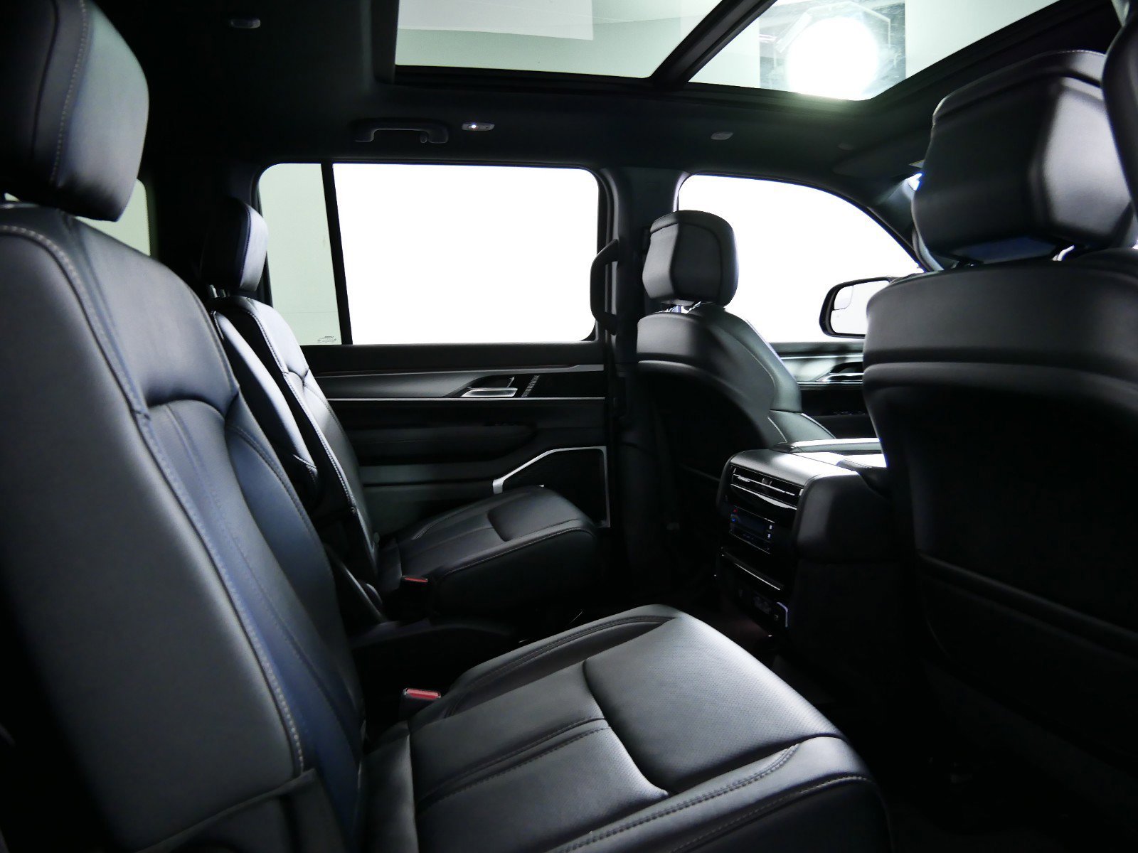 Thumbnail: 2024 Jeep Wagoneer - 22
