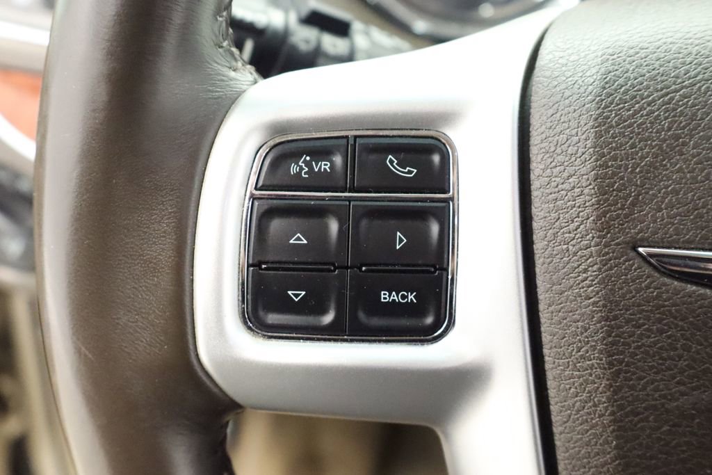 Thumbnail: 2014 Chrysler Town & Country - 23