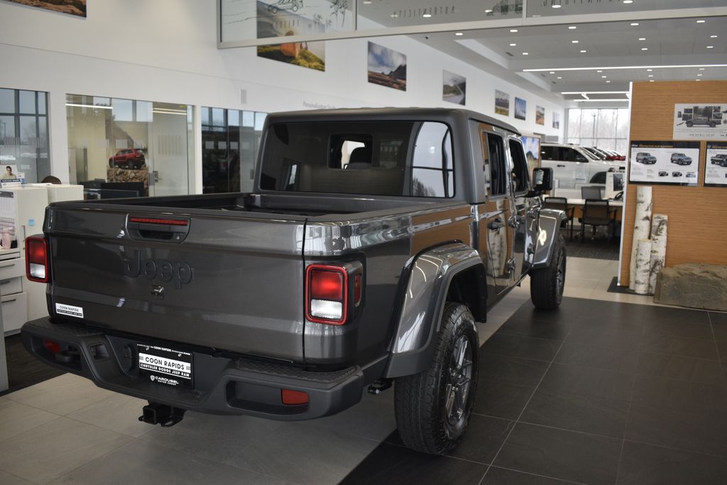 Thumbnail: 2025 Jeep Gladiator - 4