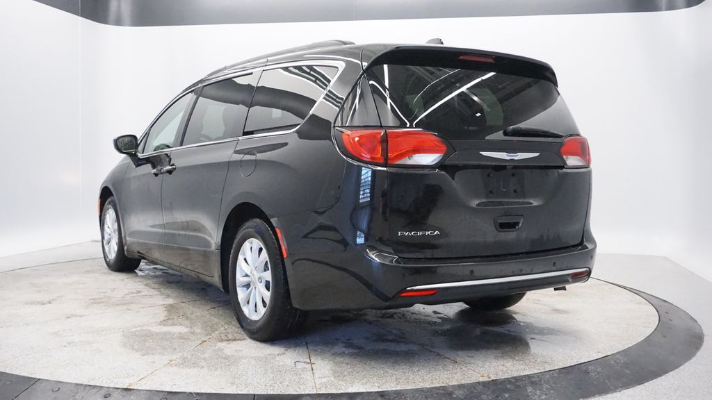 Thumbnail: 2018 Chrysler Pacifica - 3
