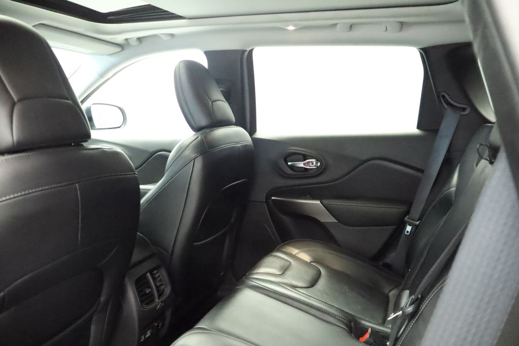 Thumbnail: 2021 Jeep Cherokee - 24