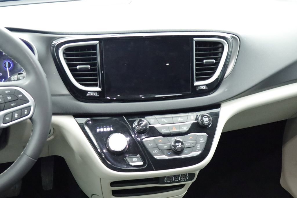 Thumbnail: 2023 Chrysler Pacifica - 13