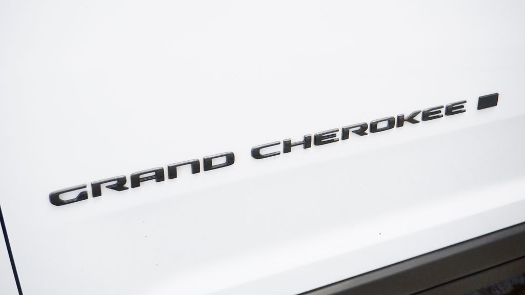 Thumbnail: 2022 Jeep Grand Cherokee L - 14