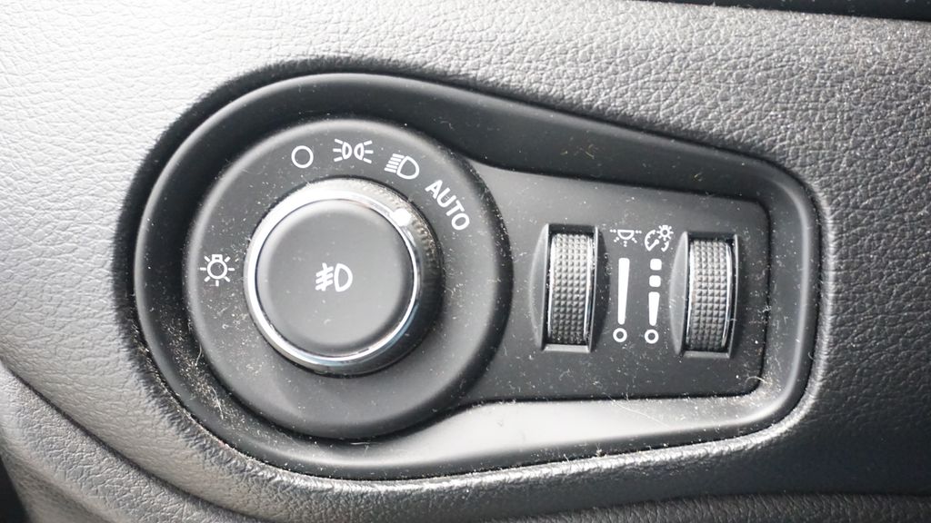 Thumbnail: 2017 Jeep Renegade - 30