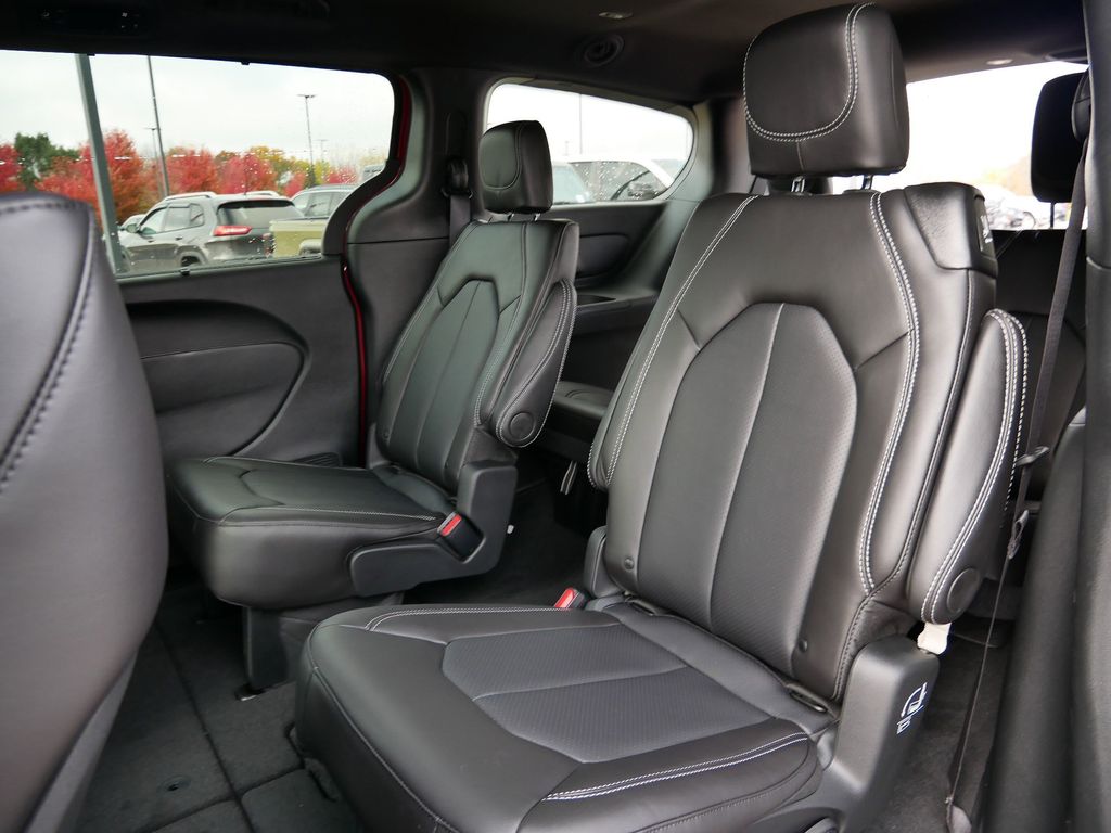 Thumbnail: 2026 Chrysler Pacifica - 8