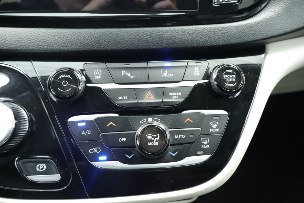 Thumbnail: 2023 Chrysler Pacifica - 33
