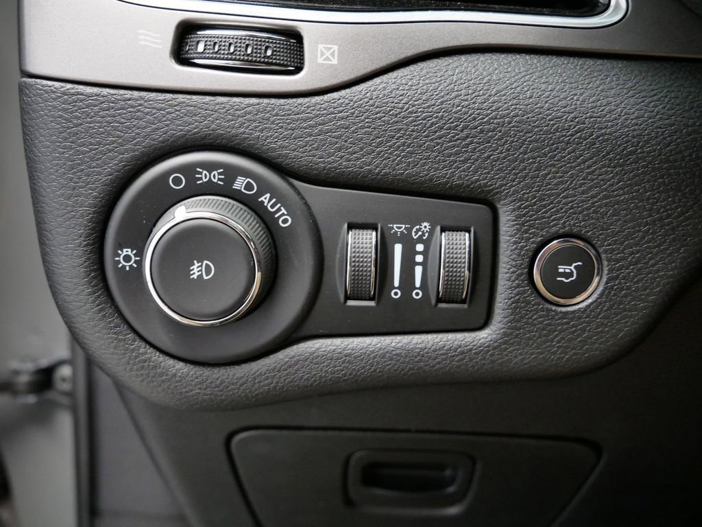 Thumbnail: 2022 Jeep Cherokee - 23