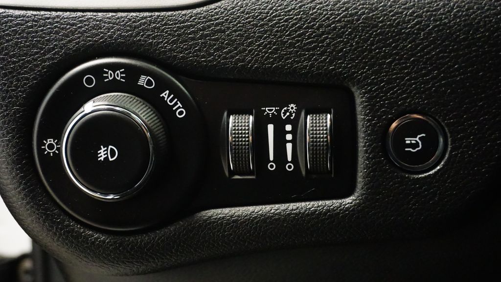 Thumbnail: 2016 Jeep Cherokee - 26