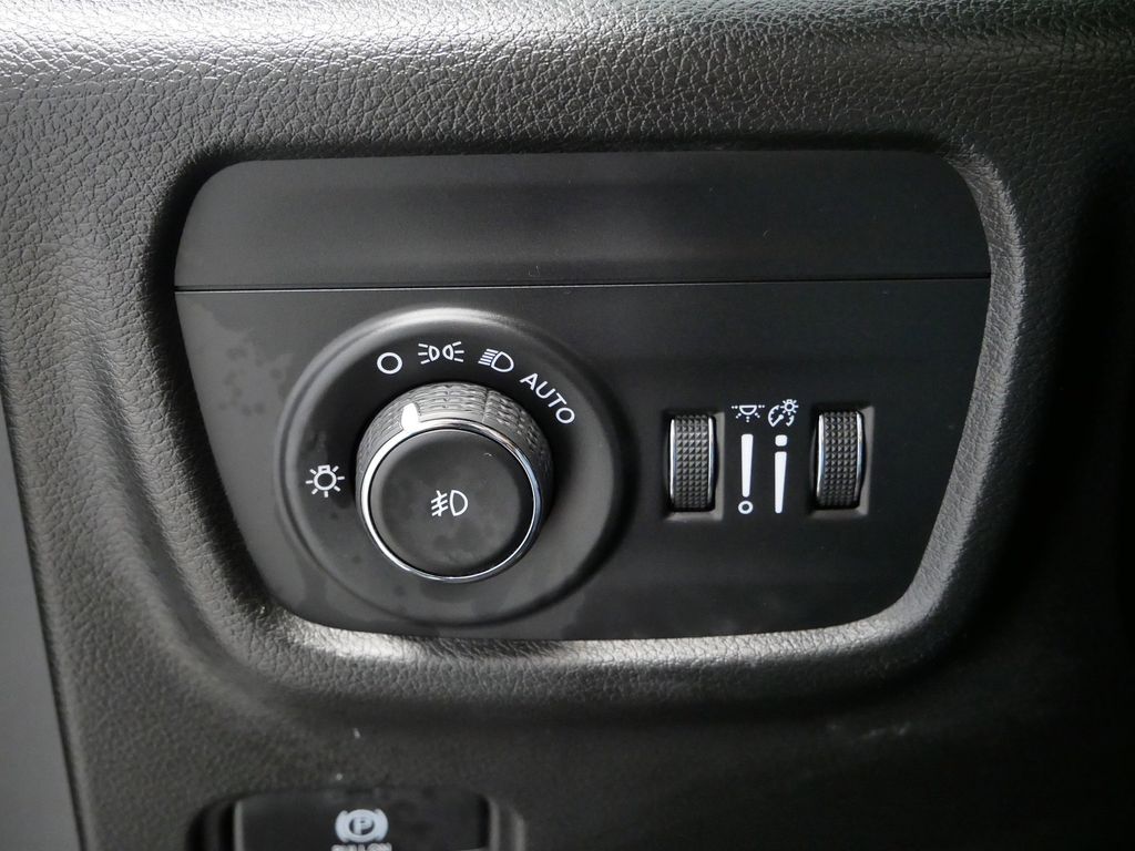 Thumbnail: 2022 Jeep Grand Cherokee - 23