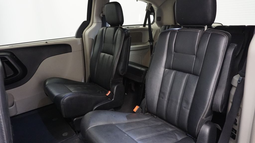 Thumbnail: 2014 Chrysler Town & Country - 26