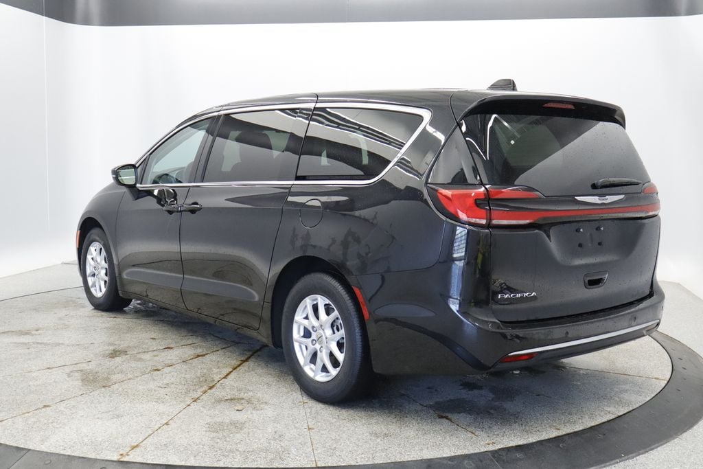 Thumbnail: 2023 Chrysler Pacifica - 3