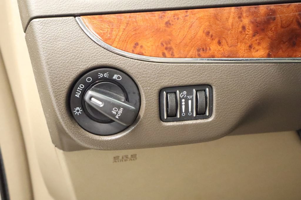 Thumbnail: 2014 Chrysler Town & Country - 18