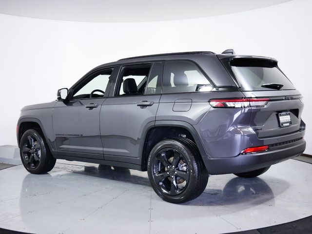 Thumbnail: 2024 Jeep Grand Cherokee - 16