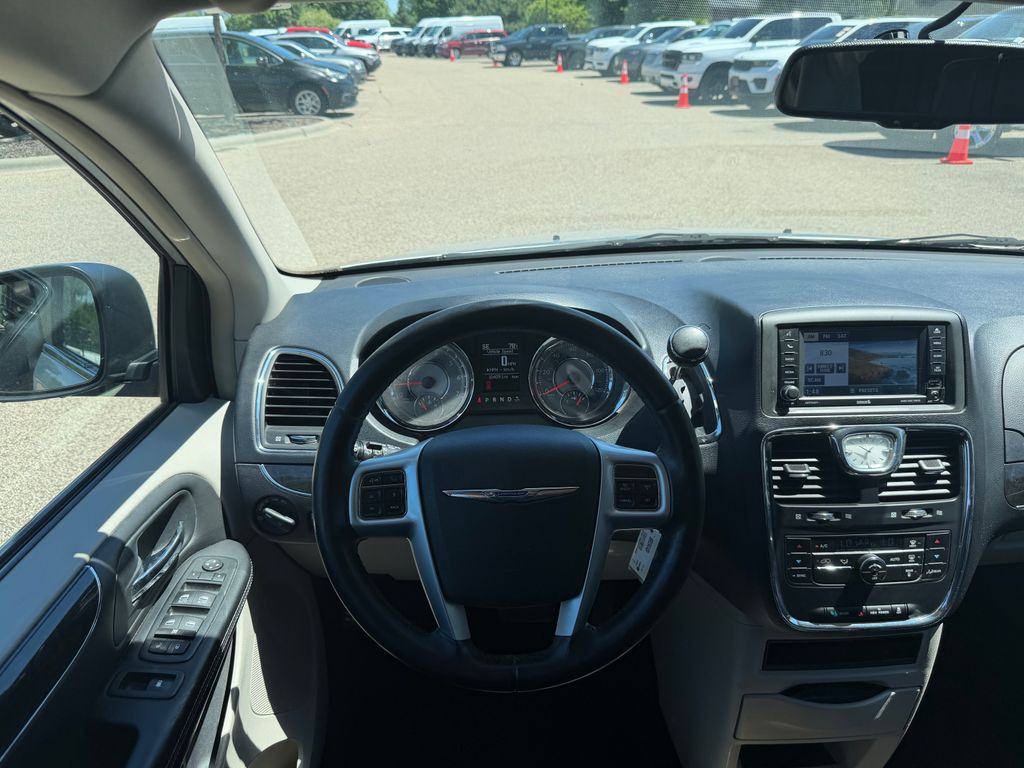 Thumbnail: 2012 Chrysler Town & Country - 15