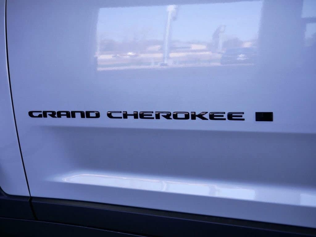 Thumbnail: 2024 Jeep Grand Cherokee - 17