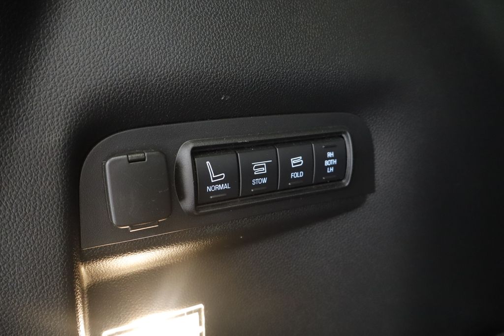 Thumbnail: 2016 Ford Explorer - 21