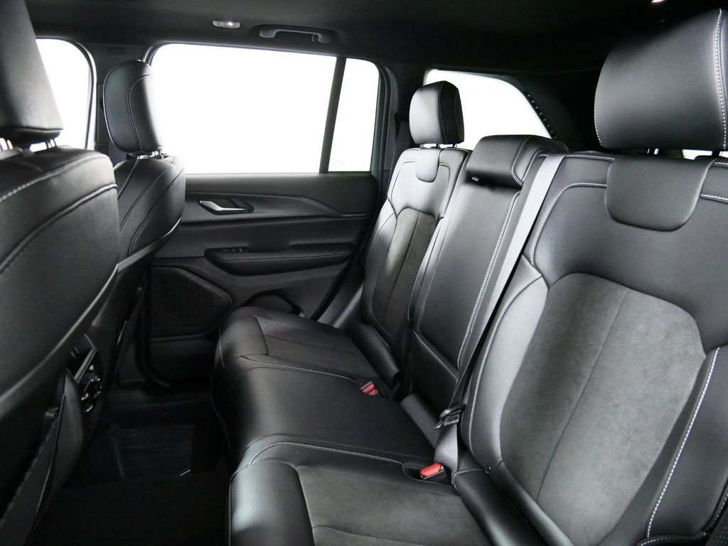 Thumbnail: 2024 Jeep Grand Cherokee - 32