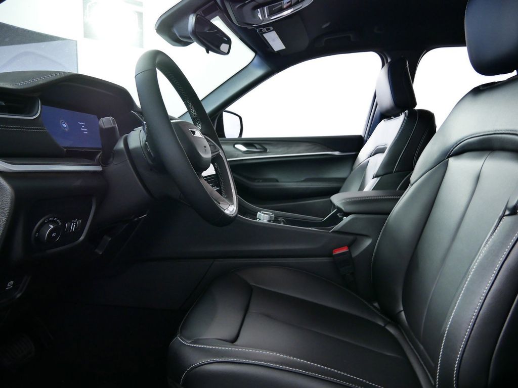 Thumbnail: 2025 Jeep Grand Cherokee - 32