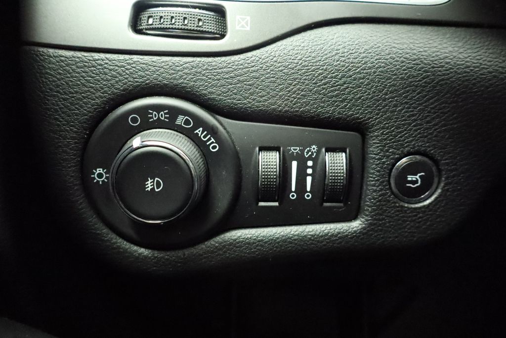 Thumbnail: 2021 Jeep Cherokee - 32