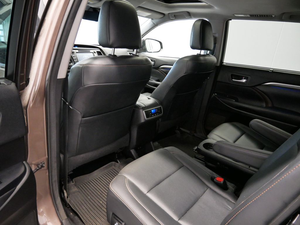 Thumbnail: 2017 Toyota Highlander - 23