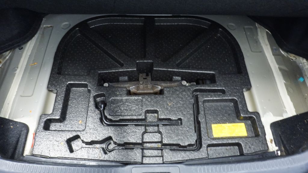 Thumbnail: 2013 Toyota Camry - 21