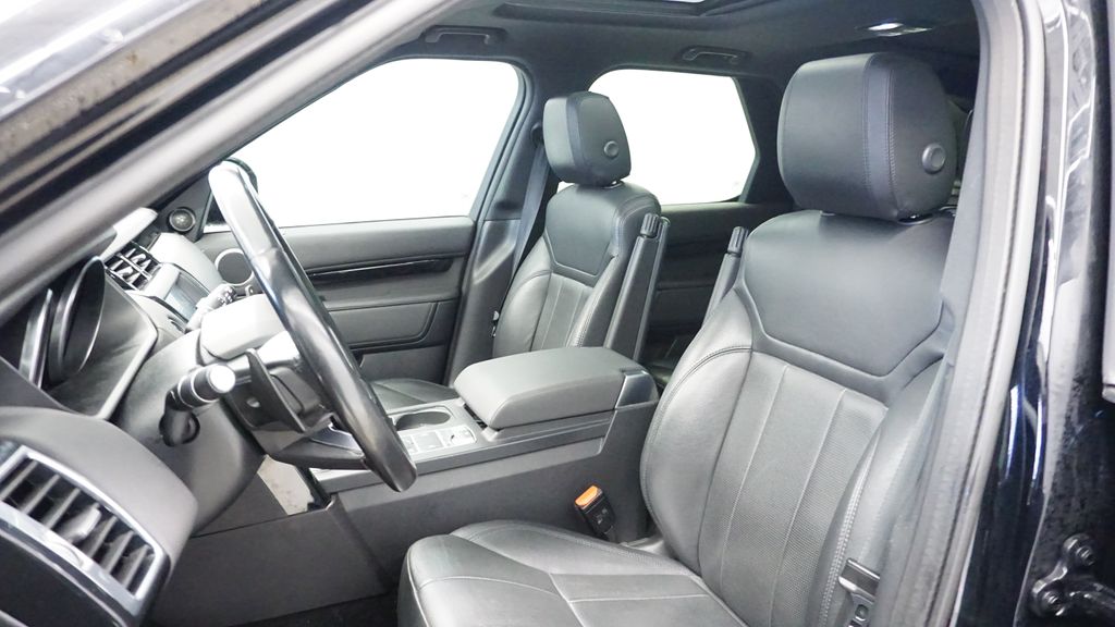 Thumbnail: 2020 Land Rover Discovery - 26