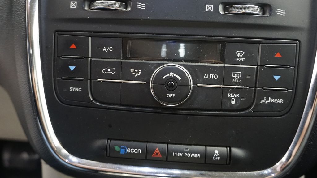 Thumbnail: 2014 Chrysler Town & Country - 39