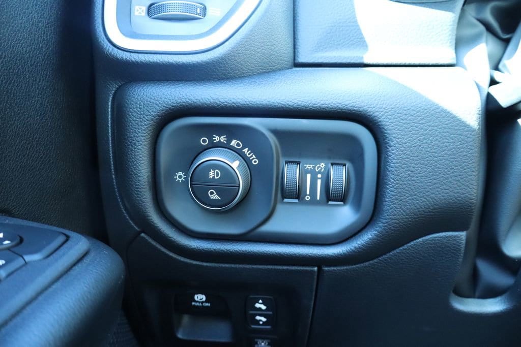 Thumbnail: 2026 RAM 1500 - 32