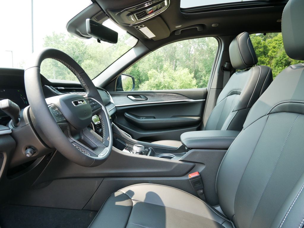 Thumbnail: 2025 Jeep Grand Cherokee - 33