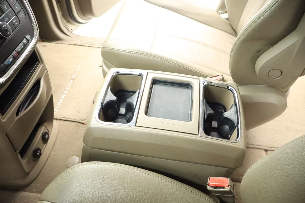 Thumbnail: 2014 Chrysler Town & Country - 29