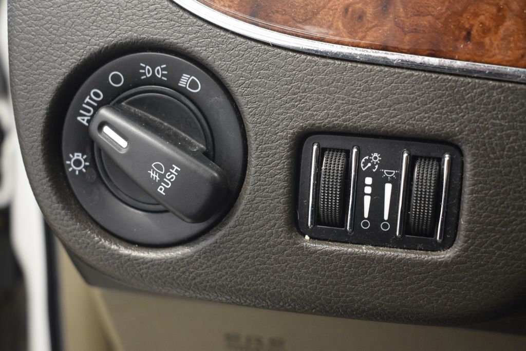 Thumbnail: 2015 Chrysler Town & Country - 32