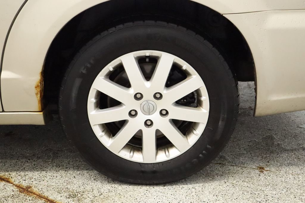 Thumbnail: 2014 Chrysler Town & Country - 12