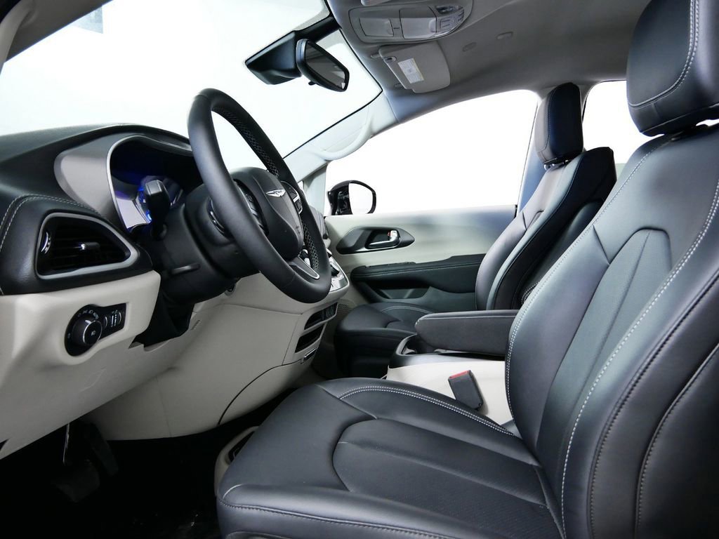 Thumbnail: 2024 Chrysler Pacifica - 33