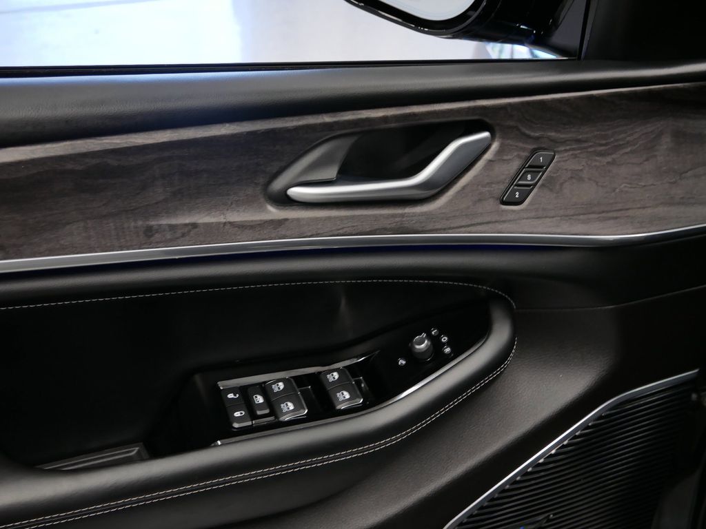 Thumbnail: 2022 Jeep Grand Cherokee - 6