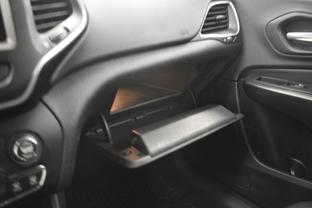 Thumbnail: 2019 Jeep Cherokee - 42