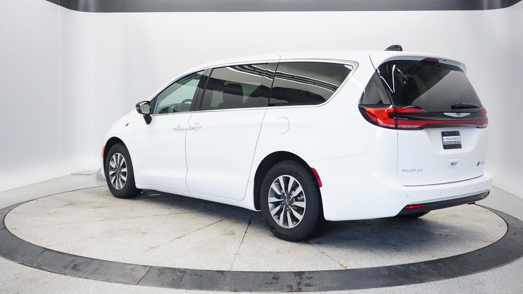 Thumbnail: 2024 Chrysler Pacifica - 3