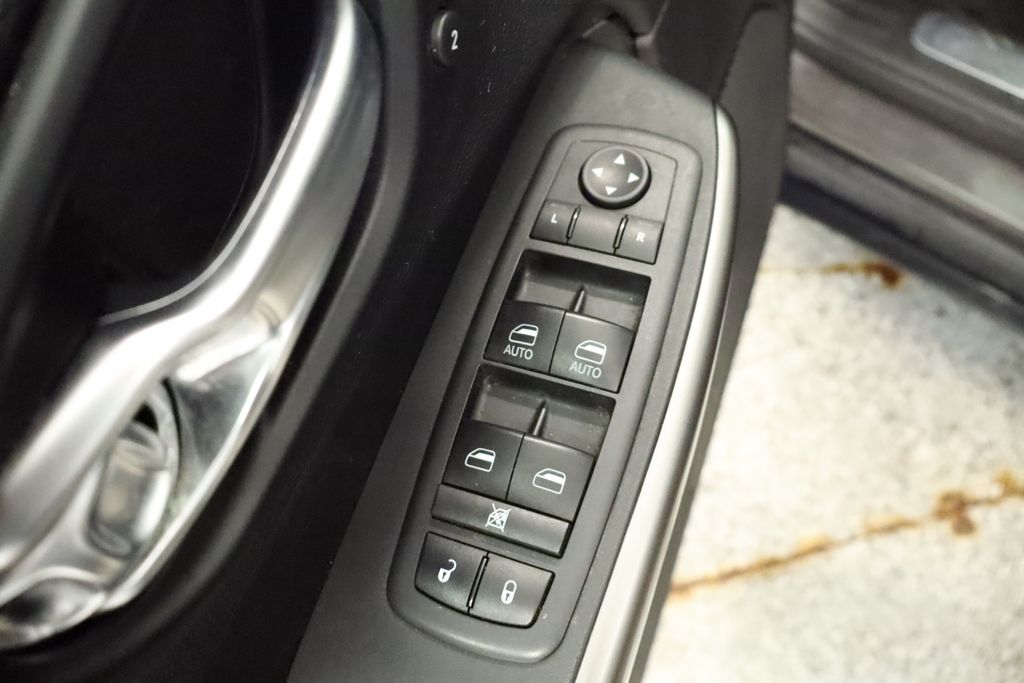 Thumbnail: 2021 Jeep Cherokee - 31