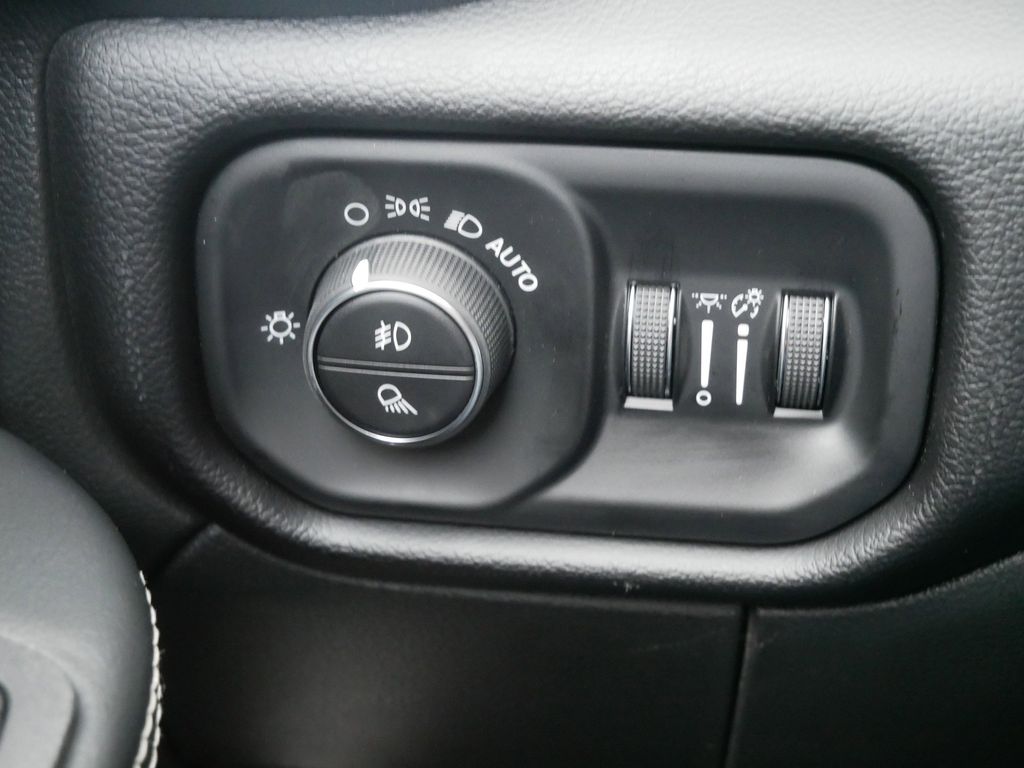 2025 RAM 2500 Laramie 37