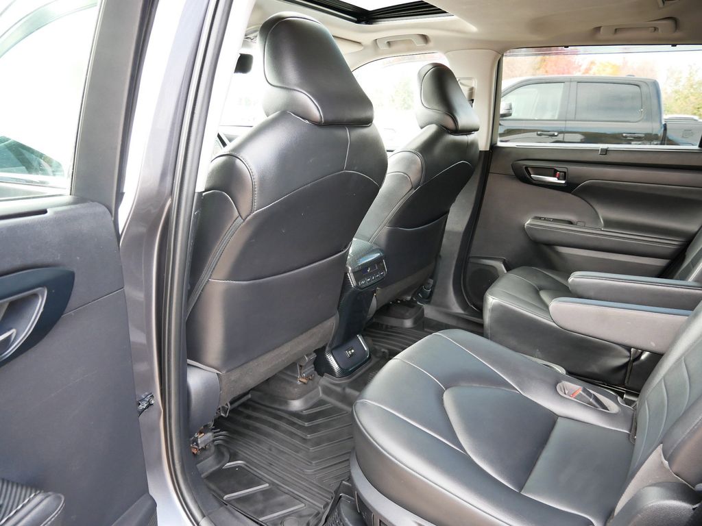 Thumbnail: 2020 Toyota Highlander - 20