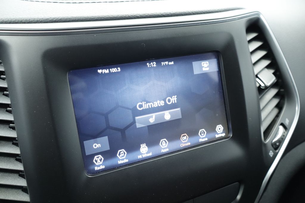 Thumbnail: 2019 Jeep Cherokee - 30