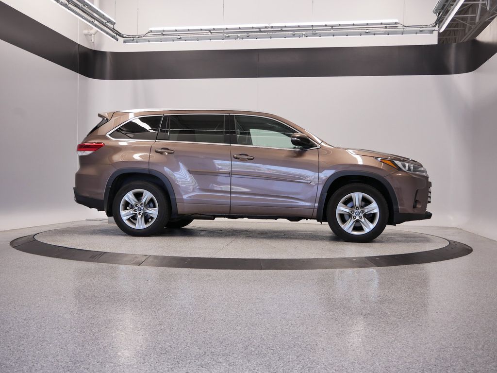 Thumbnail: 2017 Toyota Highlander - 7