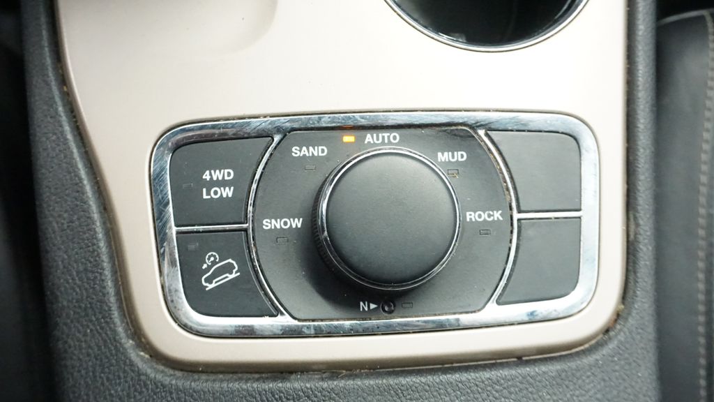 Thumbnail: 2015 Jeep Grand Cherokee - 28